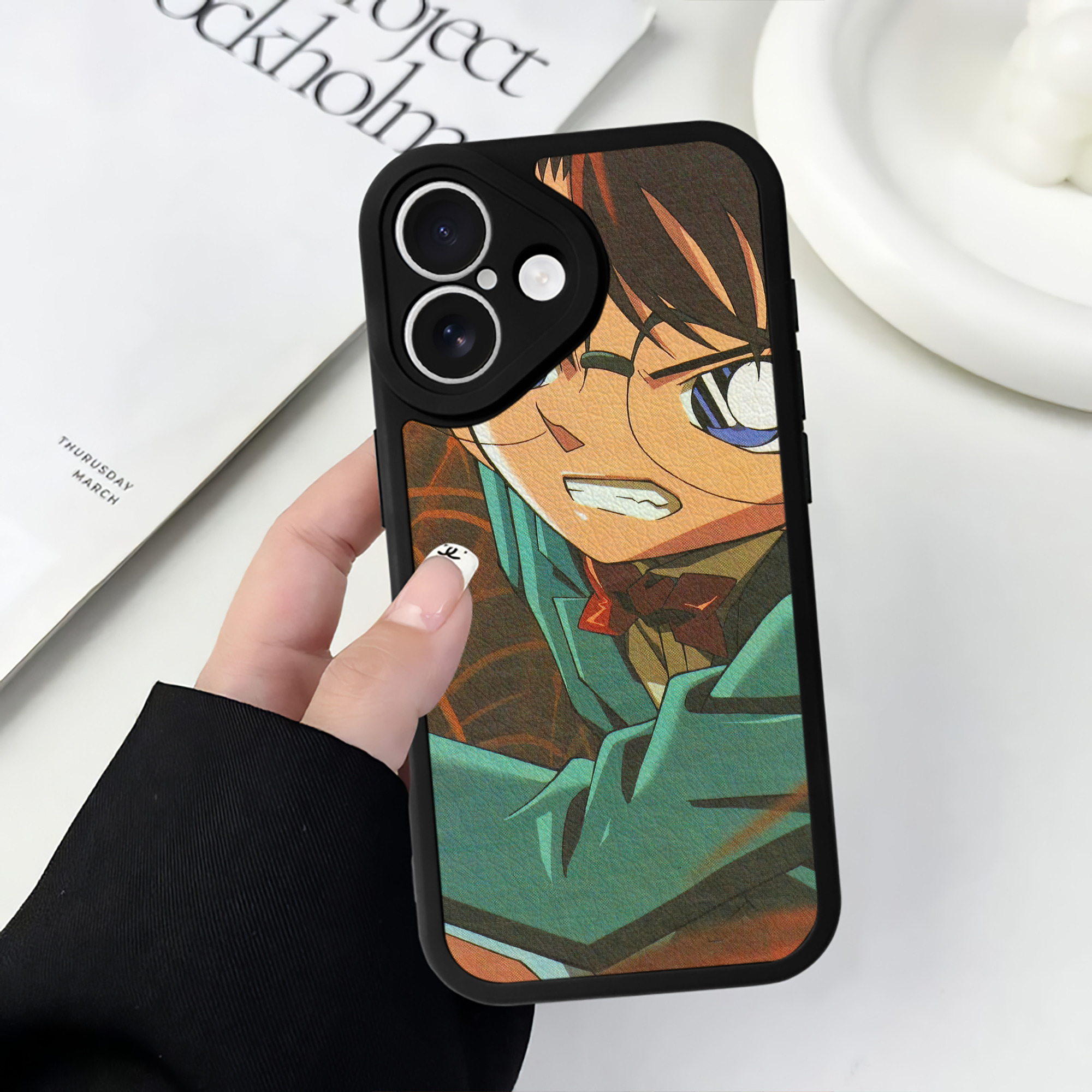 （画像用） 名探偵コナン Detective Conan 【iPhone 16シリーズ対応】シリコンスマホケース（レザー調） 材質：シリコン
